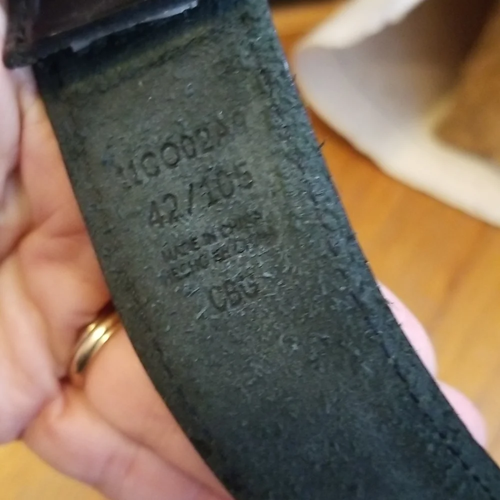 Columbia size 42 black leather belt, unisex